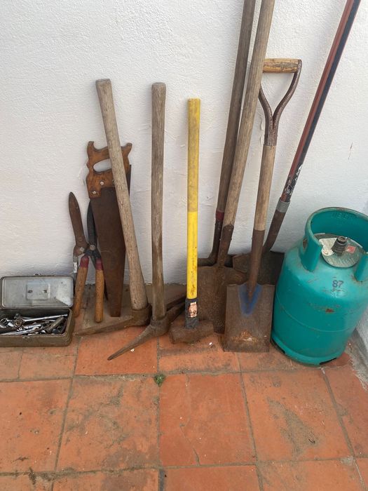 Ferramentas de construção e jardim usadas