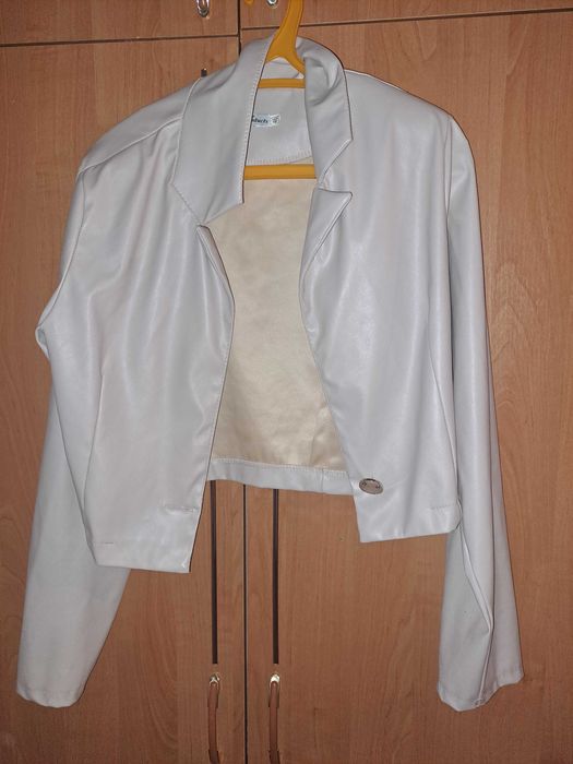 Піджачок з еко-шкіри коротенький