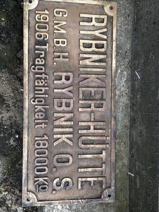 Zabytkowa mosiężna tablica niemiecka