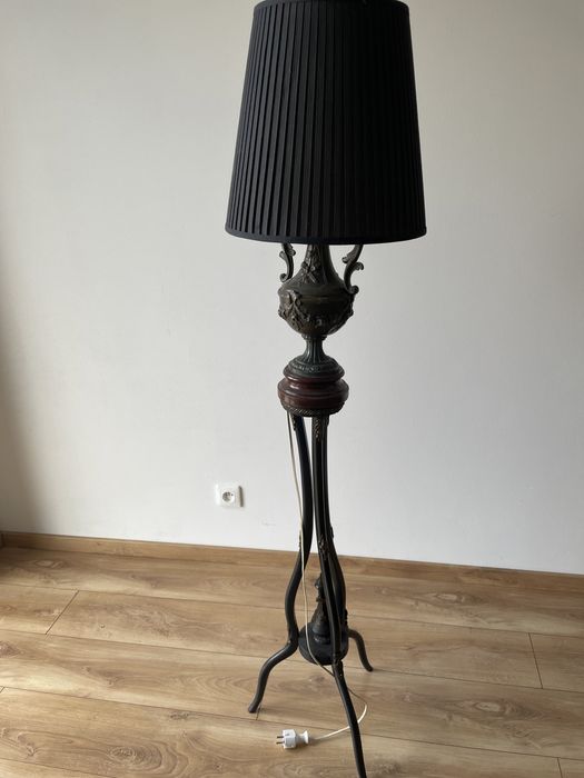 Piękna lampa stojąca ozdoba każdego wnętrza