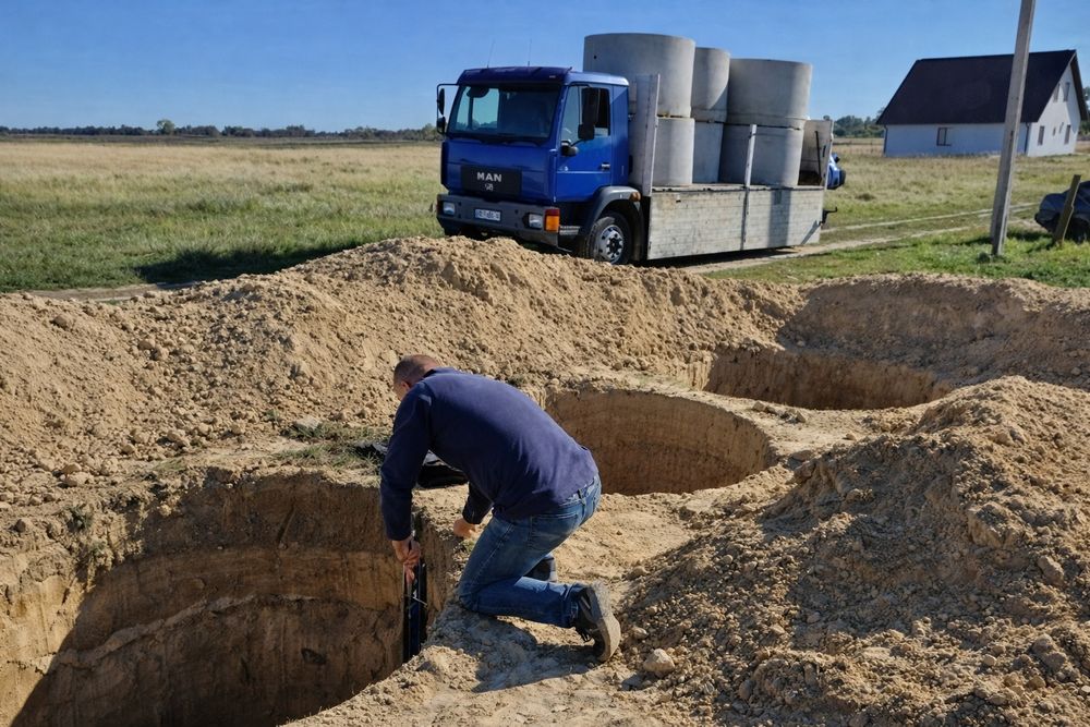 Каналізація в будинку. Копка септика, вигрібної ями с бетонних кілець.