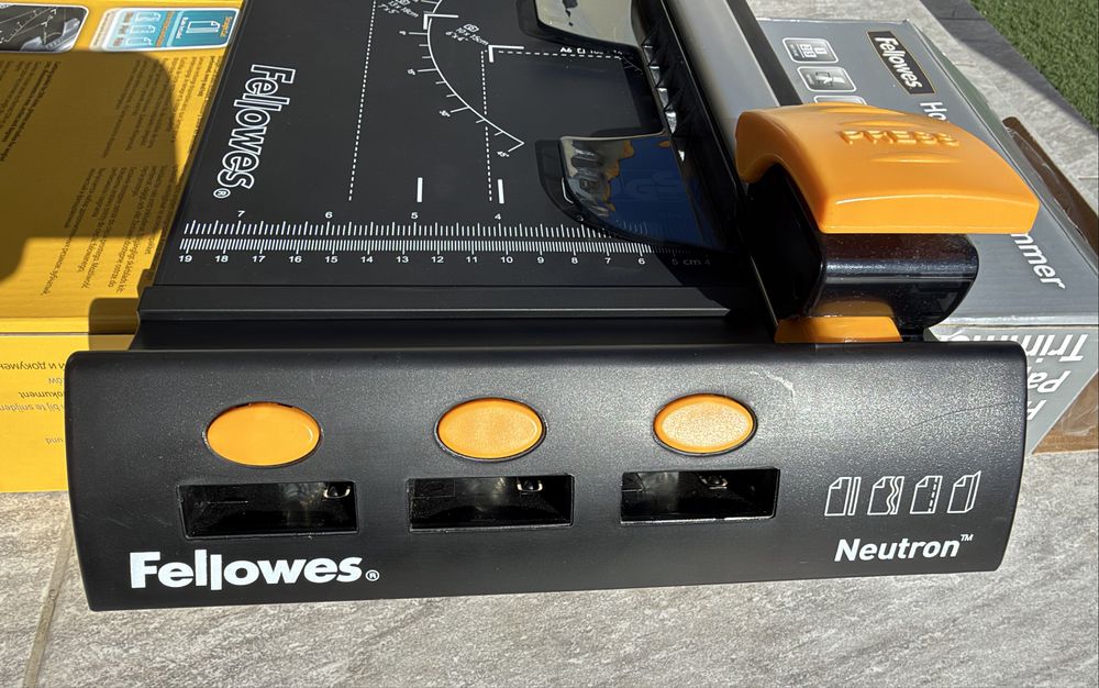 Guilhotina Fellowes Neutron + 2 cartuchos de laminas