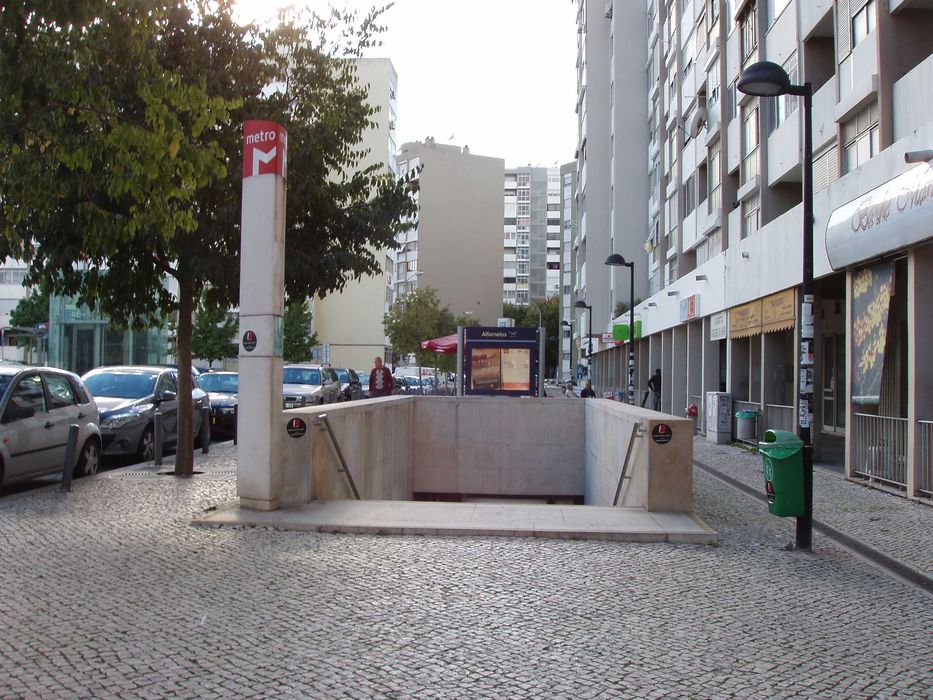 Estudantes Universitárias –2 AMIGAS-Metro à Porta