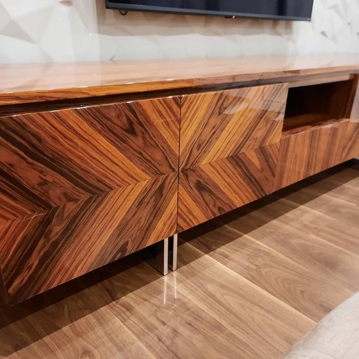 Móvel Tv 4Portas 2Gavetas Pau Ferro Brilho e Inox Dourado