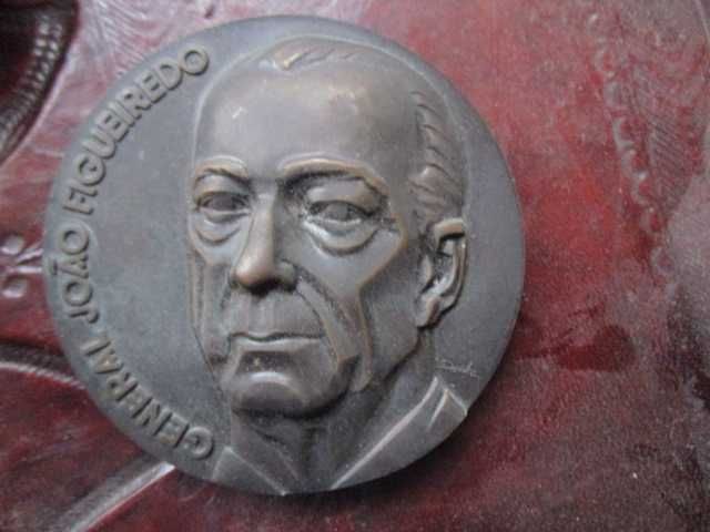 medalha antiga viagem Portugal presidente  Brasil General FIgueiredo