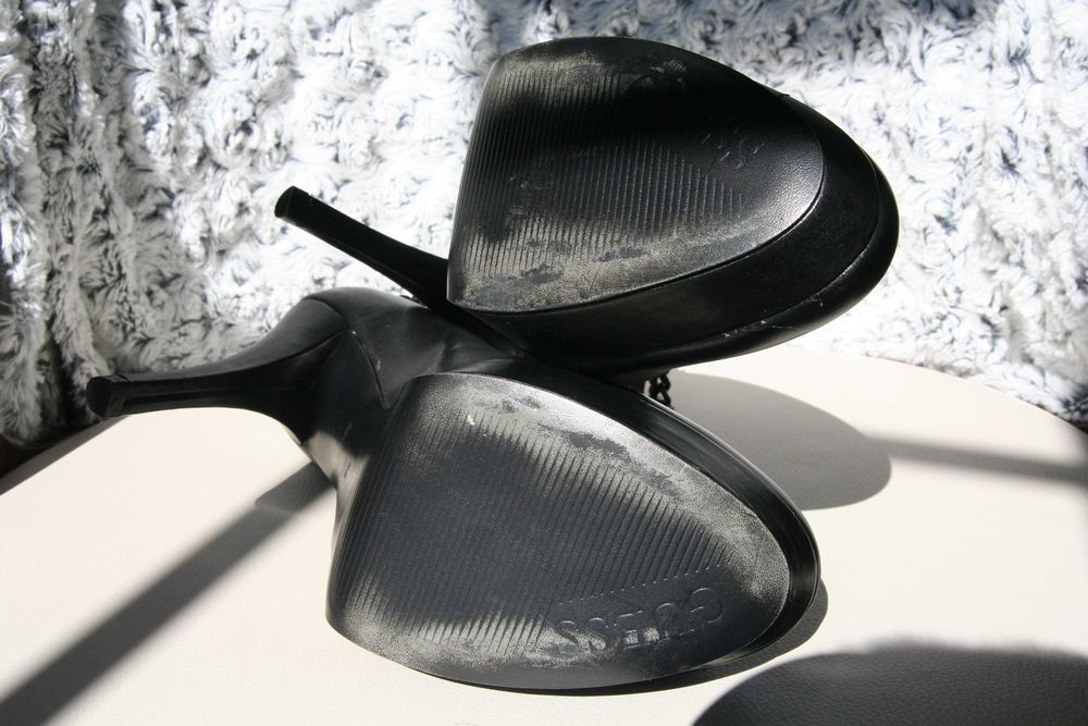 Czarne szpilki GUESS rozmiar 38