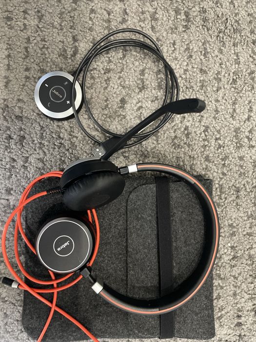 Headset com microfone e controle de volumen