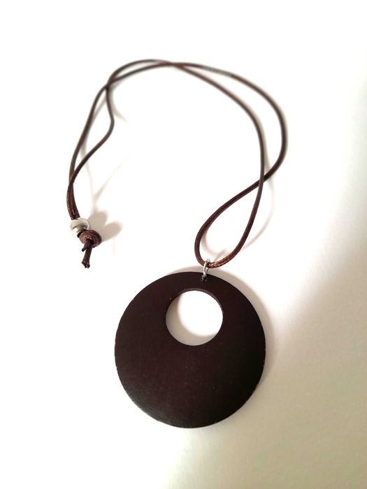 Colar de estilo tribal com pendente círculo de madeira