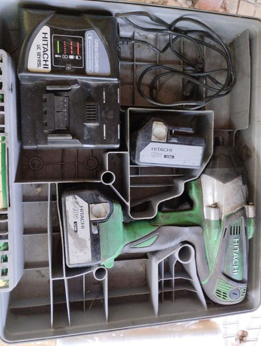 Aparafuradora impacto Hitachi 18v com baterias Li íon