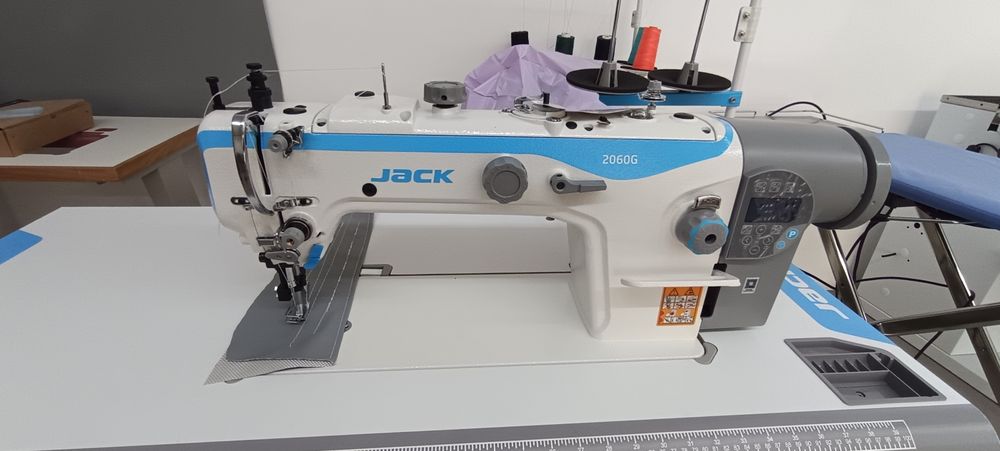 Máquina costura , triplo arrasto jack