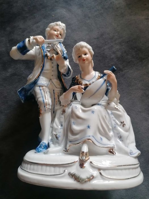 Lindo conjunto escultórico de casal em tons de azul e dourado