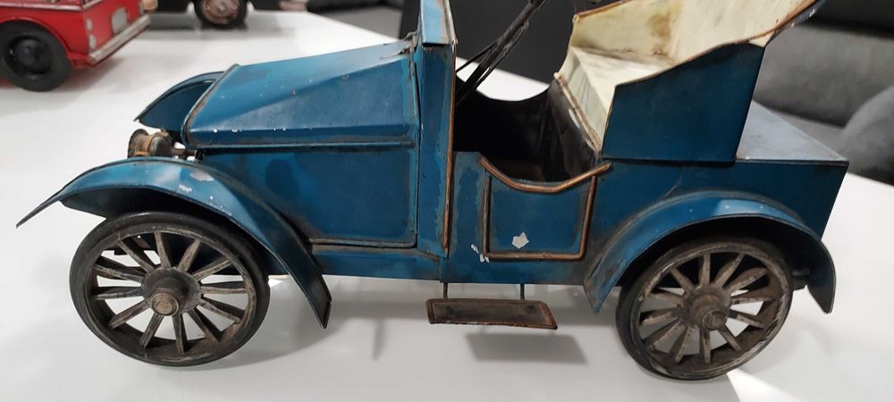 Carro de coleção em folha de cor azul