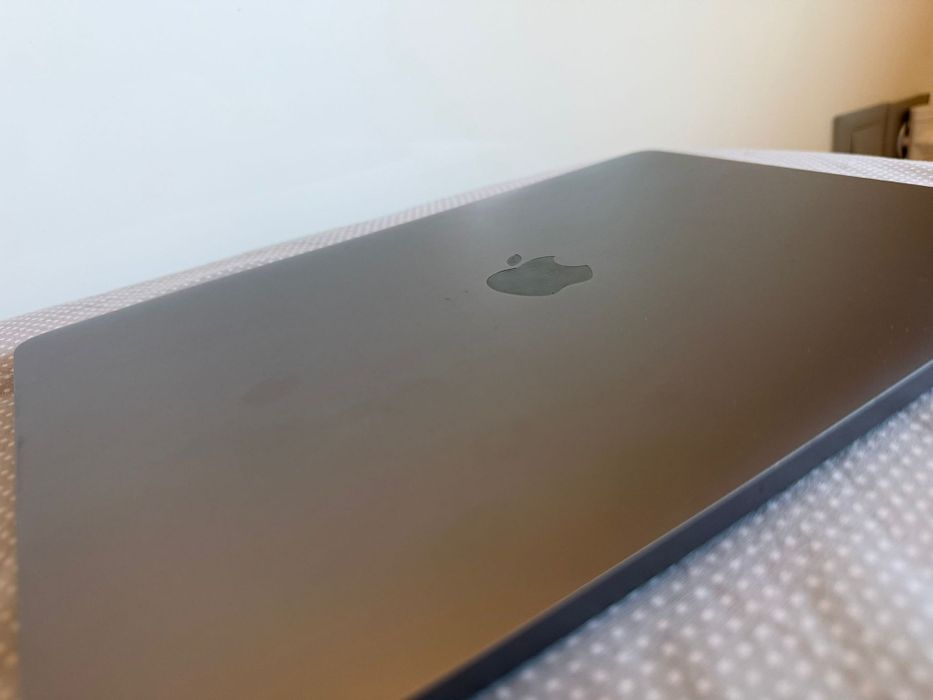 MacBook Pro 13" (2019) – Space Gray – Com Caixa Original