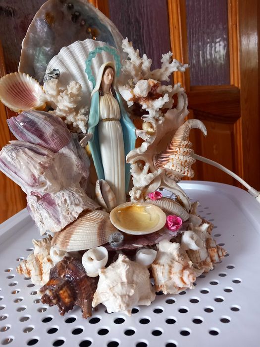 sprzedam lampkę z muszli i figurką Matki Boskiej