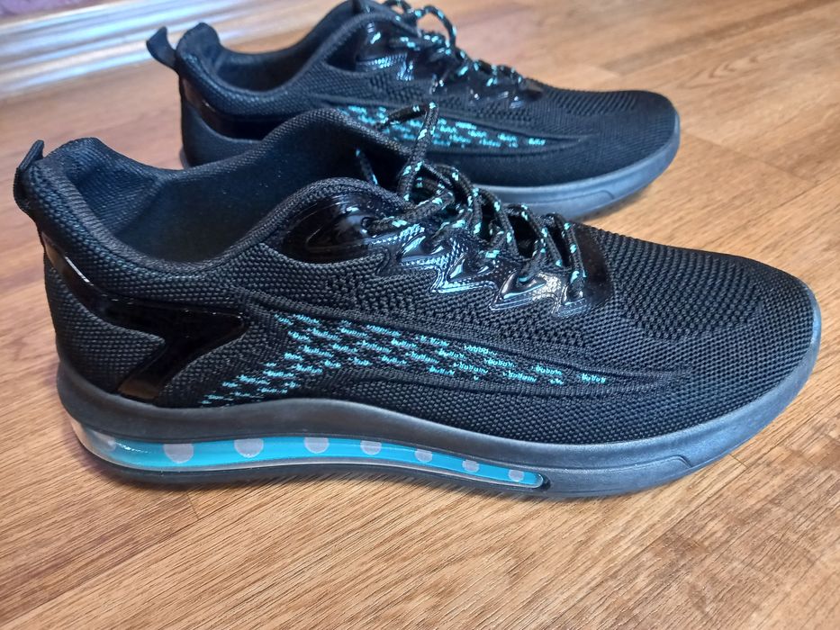 Кросівки чоловічі