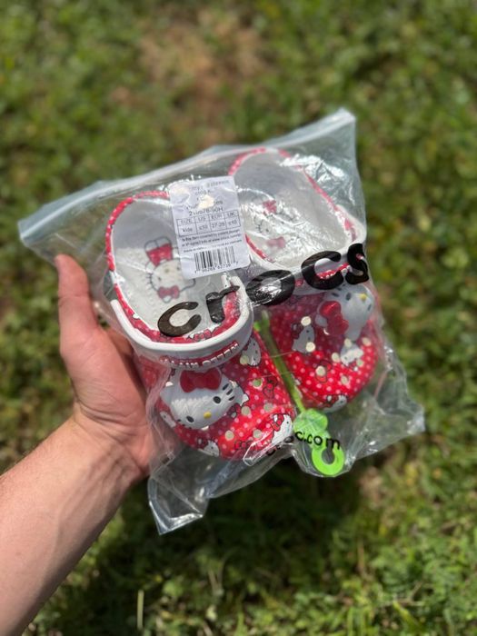 Крокси  для дівчинки Hello Kitty x Crocs Adult Red Classic Clog дитячі