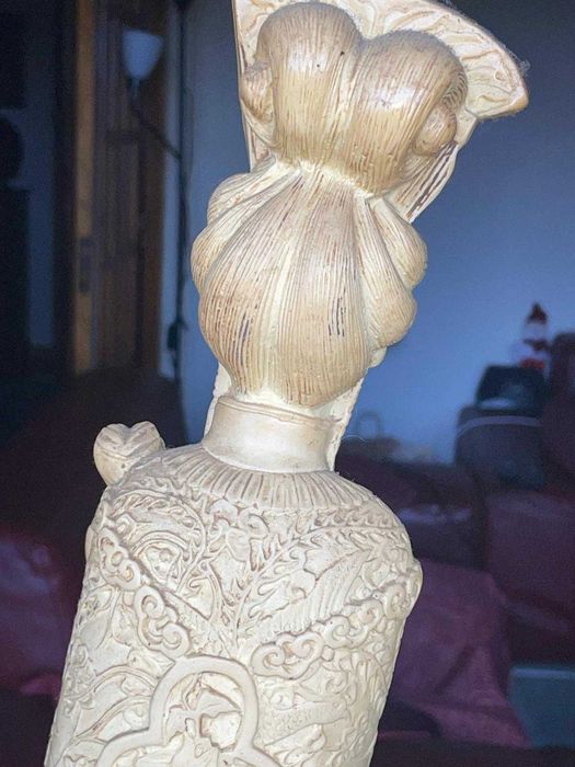 Estatua marfinite associada a figuras como Guanyin -COM SELO