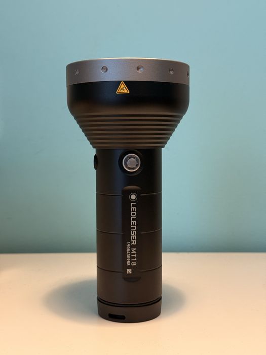 Потужний ліхтарик Ledlenser MT18