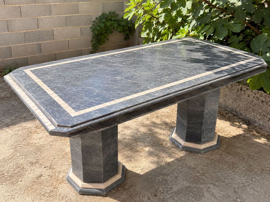 Mesa em Pedra Natural com Tampo Decorativo e Pés Robustos