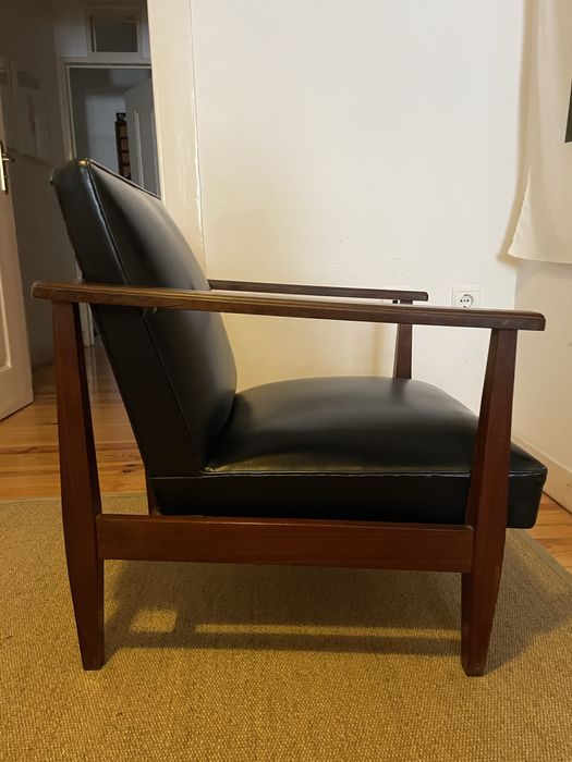 Par de poltronas vintage em madeira maciça estilo mid-century