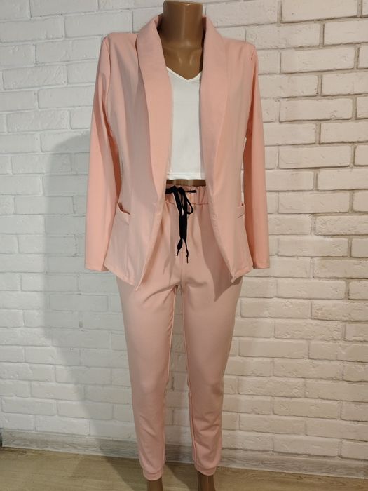 Брючний костюм в рожевому кольорі, S-M.