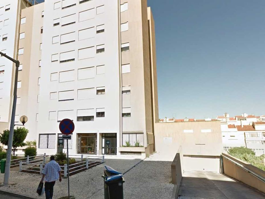 Estacionamento para Mota na rua Jorge Barradas , Benfica