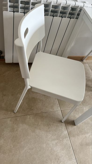 Mesa branca, 125x74 cm / com 4 cadeiras
