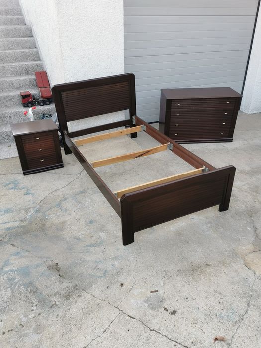 Cama de solteiro com cómoda e mesinha de cabeceira