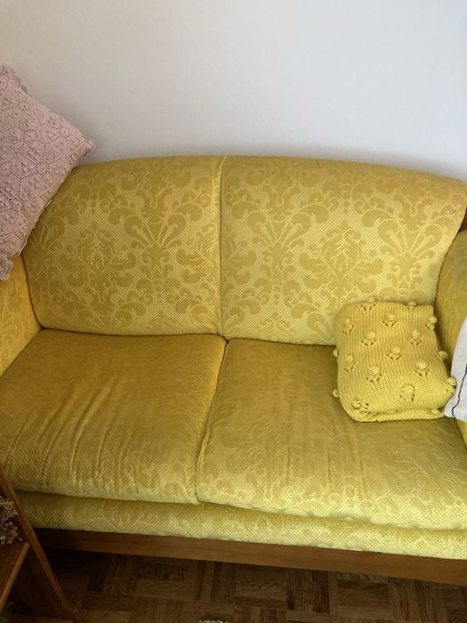 Sofá estrutura em madeira mel com almofadas em amarelo schenille