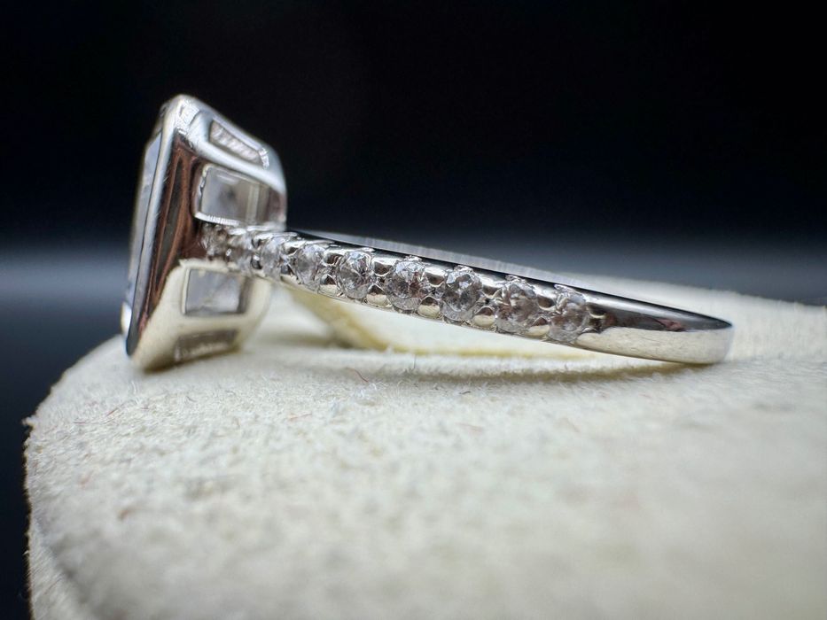 Srebrny pierścionek z 17 cyrkoniami, 925, waga: 2,38g, rozmiar: 14