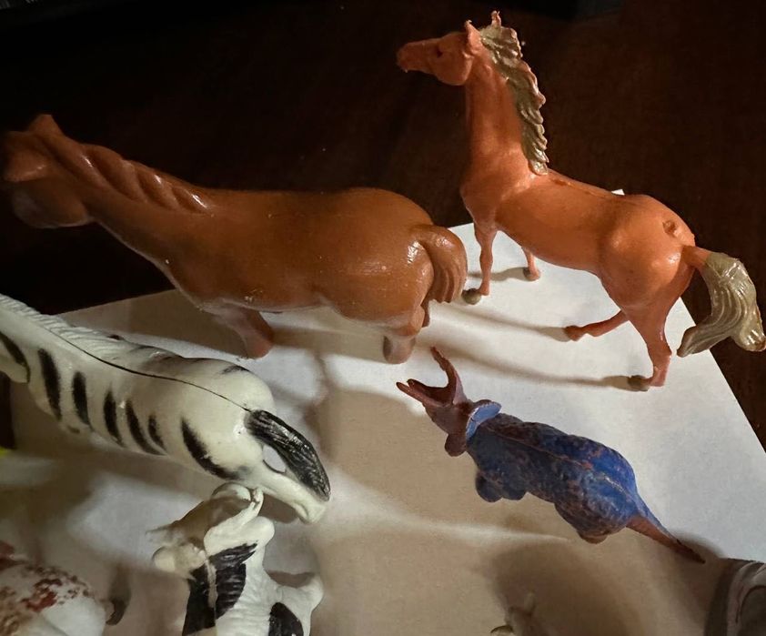 Фігурки коники , корови