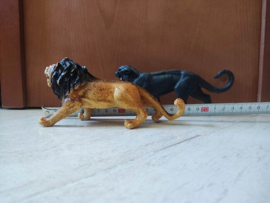 Animais da selva (bonecos) - leão e pantera negra
