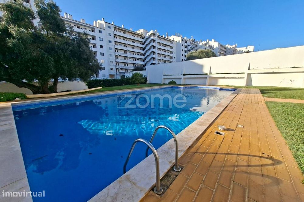 Apartamento T0+1 - Em condomínio com piscina.