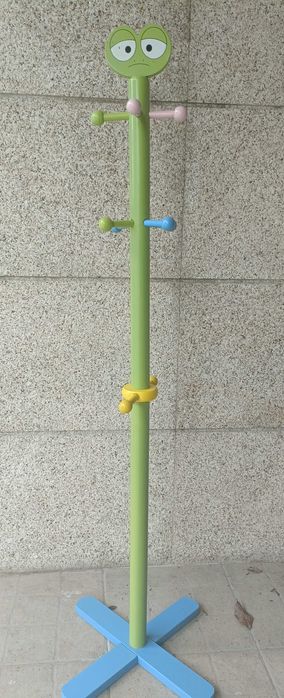 Cabides de roupa para menino e menina