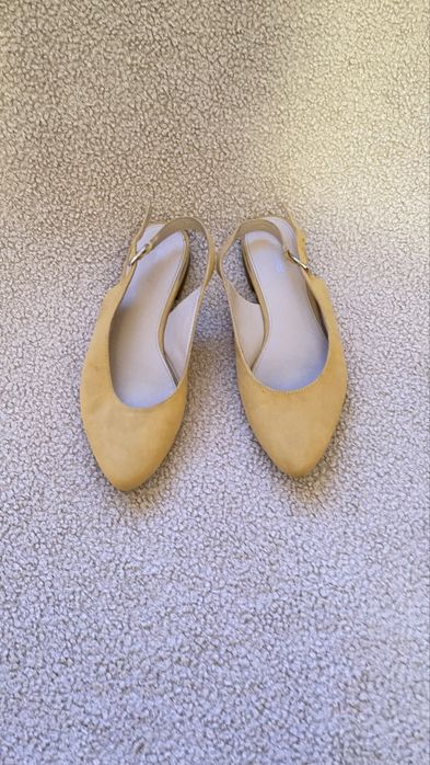 Лодочки в розмірі 36 на 23 см в хорошому стані колір горчичний