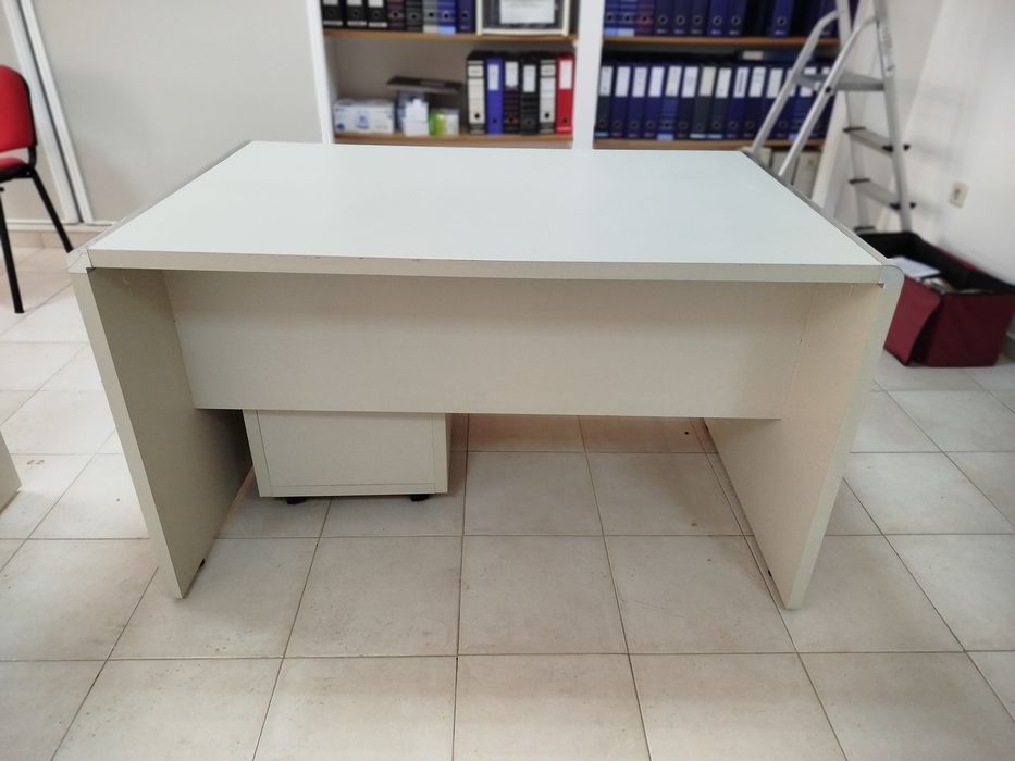 Vendo 2 secretárias e 1 mesa de escritório