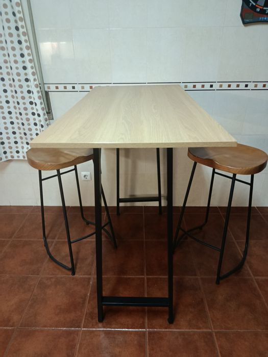 Mesa alta de cozinha com 2 bancos