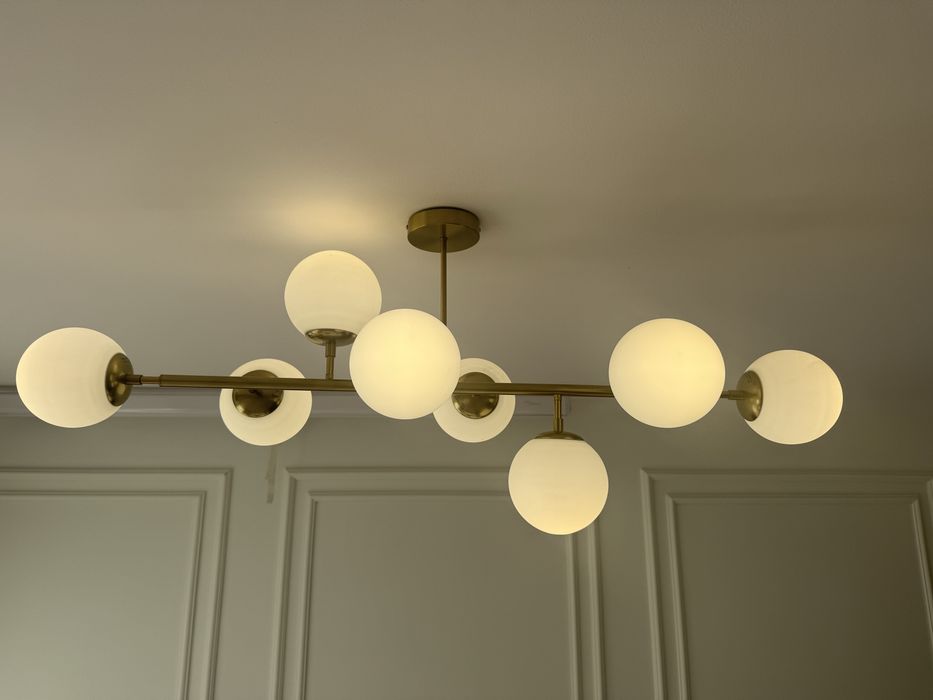 Lampa wisząca złota z mlecznymi kulami