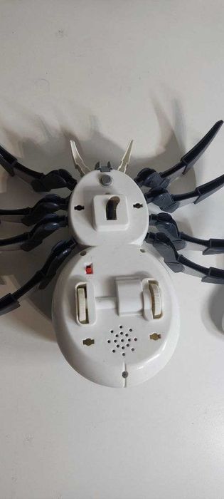 Zdalnie sterowany robot-pająk, świecą oczy i wypuszcza parę.