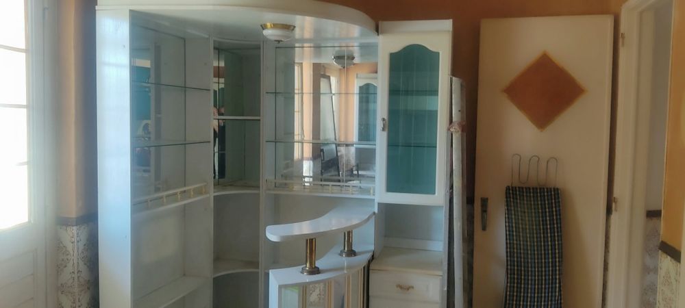 Móvel de sala com bar e vitrine