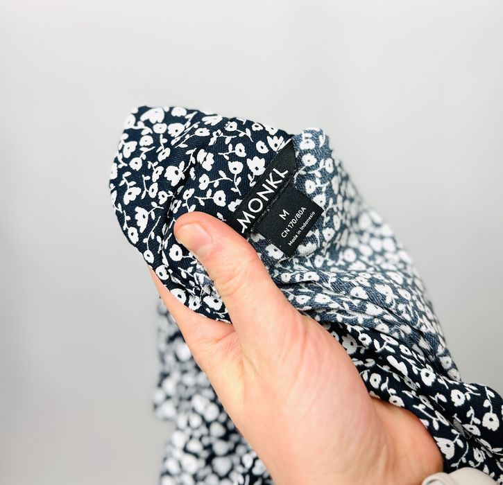 Granatowo-biały kombinezon w drobne kwiaty M 38