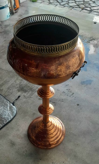 Floreira antiga em cobre e metal