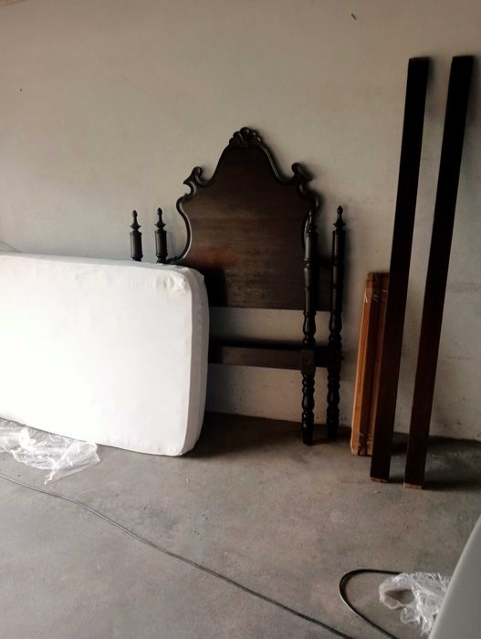 Cama em Mogno de Pessoa com Colchão