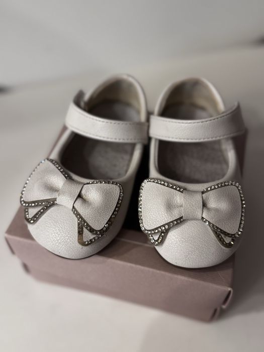 Туфли ,босоножки нарядные белые детские