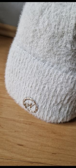 Modna zimowa czapka marki NowMark z pomponem