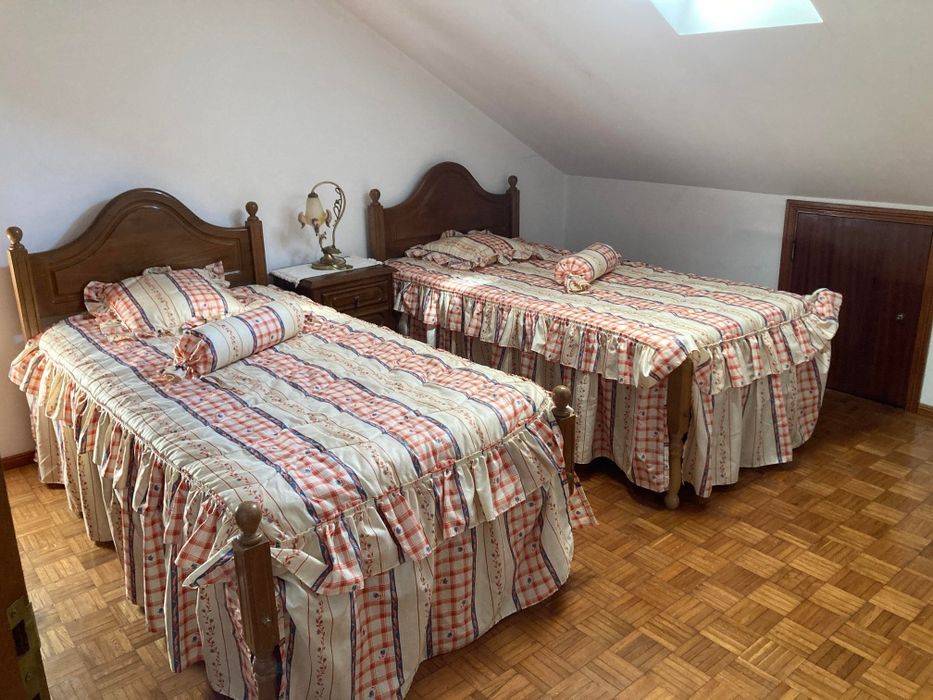 Vendo cama de solteiro com colchão