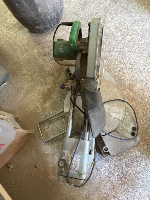 Meia-Esquadria Hitachi – Profissional, a Trabalhar Perfeitamente