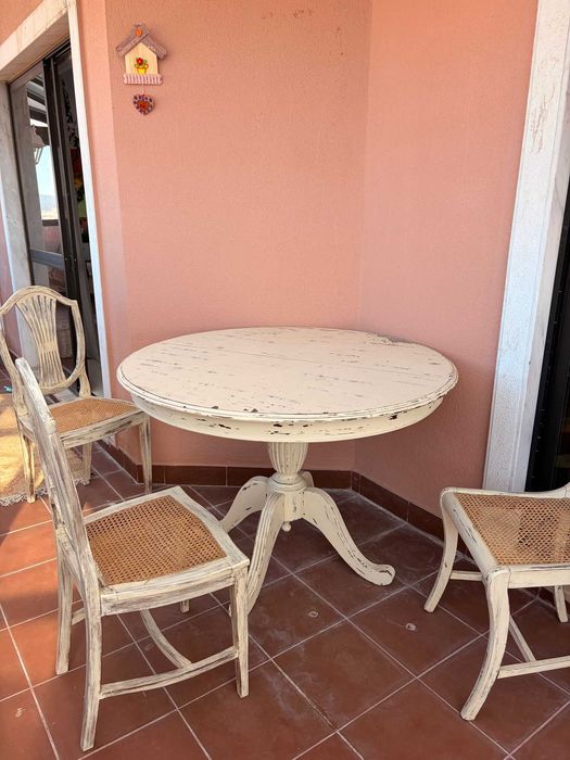 Conjunto mesa extensivél e cadeiras restauradas