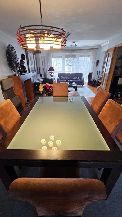 Mesa de sala em madeira maciça com tampo de vidro