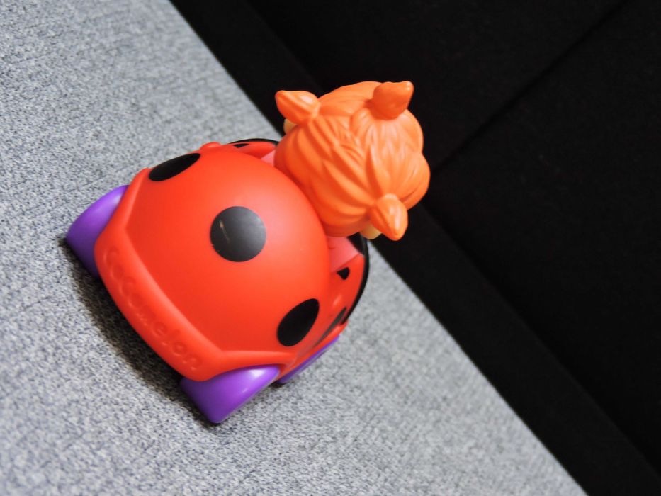 CoComelon Figurka samochodzik biedroneczka